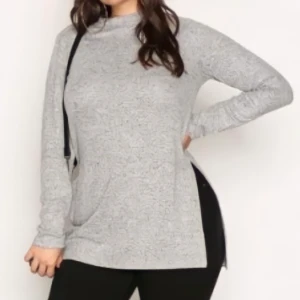 Grå tröja med slits - Grå tröja med slits från Nelly. Storlek XS, men passar även S då materialet är stretchigt. Skriv privat för fler bilder.