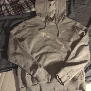 En hoddie från puma. - Original pris ca 300kr. Skriv till mig om du har frågor😊