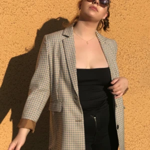 Oversize kavaj - En rutig oversize kavaj i Stl 42, använd vid ett tillfälle, fake fickor på sidorna 