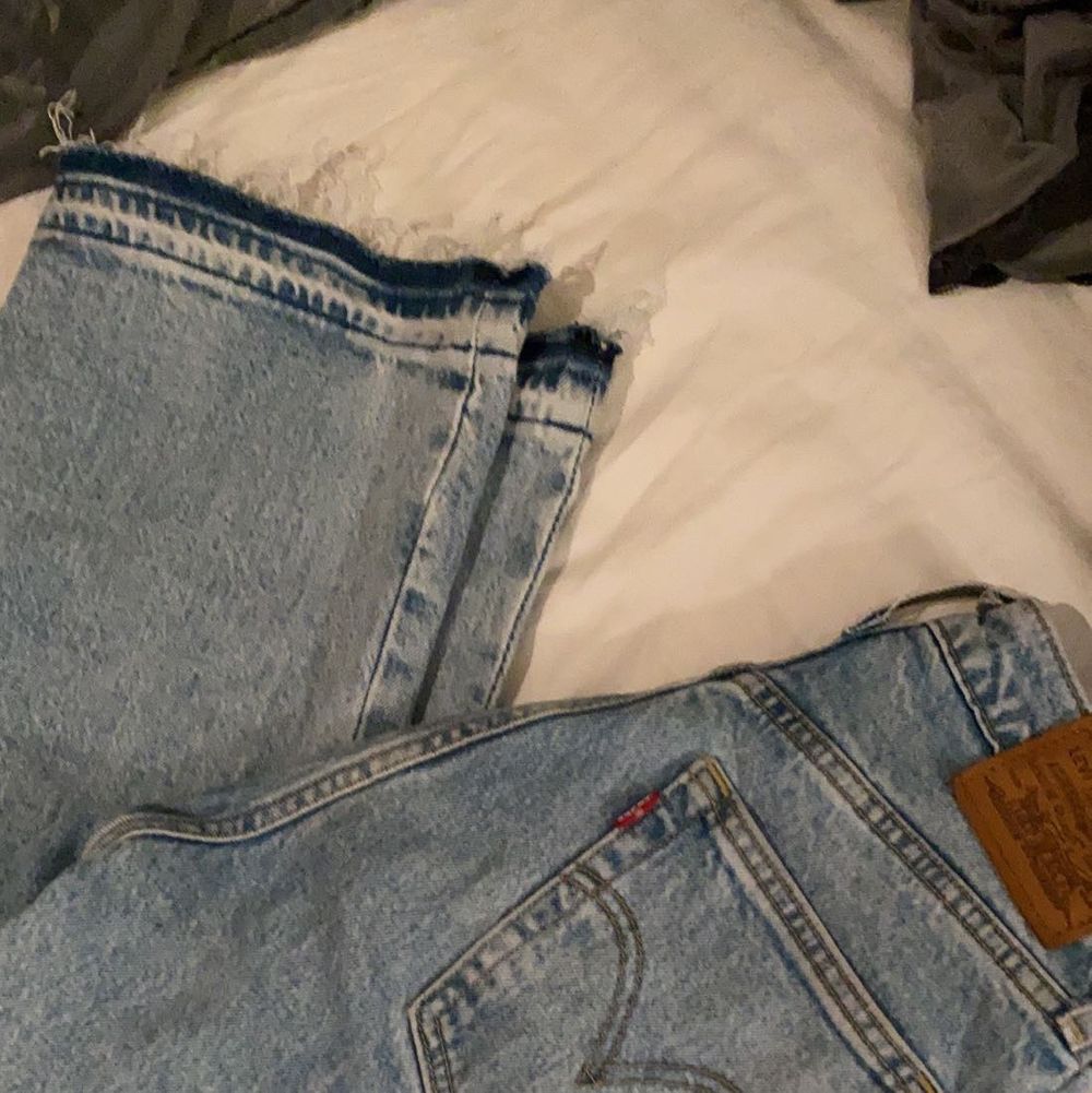 Säljer mina älskade Levis ribcage straight för att de tyvärr är förstora för mig :( de är i superfint skick! Storlek W25 L27, men har sprättat upp de nertill som ni ser på sista bilden. Tycker själv att det är en cool detalj men de blev också längre efter jag gjorde så. Så jag skulle säga att längden är 28/30 istället💞 . Jeans & Byxor.