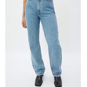 Säljer ett par jeans i modellen row från weekday, i storlek W25 L30. Säljer dem för 200 kr plus frakt. Kontakta mig om du är intresserad av att köpa! 🧸