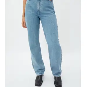 Säljer ett par jeans i modellen row från weekday, i storlek W25 L30. Säljer dem för 200 kr plus frakt. Kontakta mig om du är intresserad av att köpa! 🧸