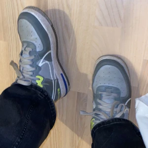 Nike air force 1 - Hej! Väldigt snygga men väl använda därför de låga priset. De är inget fel på dom förutom lite sprucket i nike-märket och smuts. Köpare står för frakt❣️