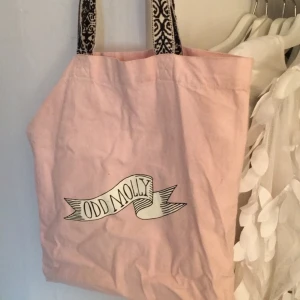 Odd Molly kasse - Förlåt för skrynklig men skriv privat så kan du få bild på den efter strykning 💕🎀 Köpare står för frakten📦