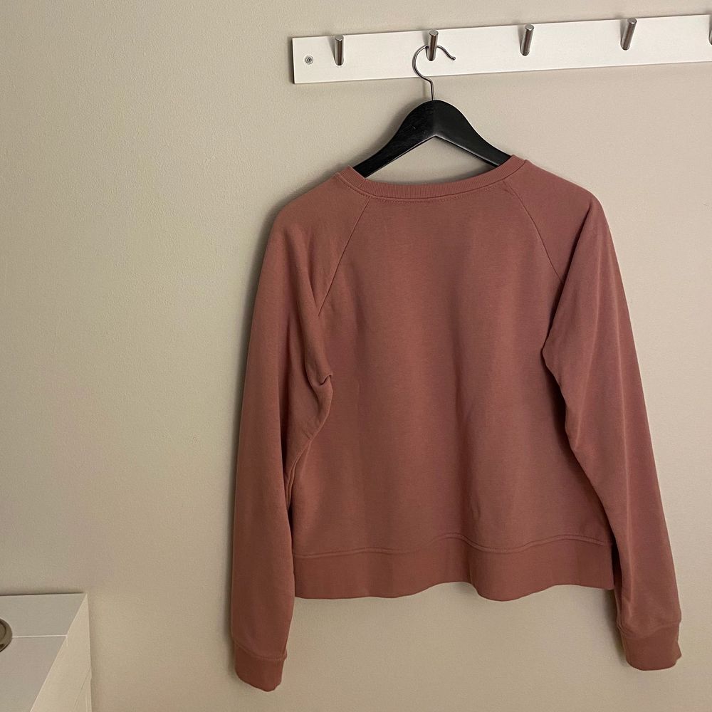 Superfin Sweatshirt i Mauve från H&M 🤍 Säljer då jag redan har en liknande! Frakt tillkommer.. Tröjor & Koftor.