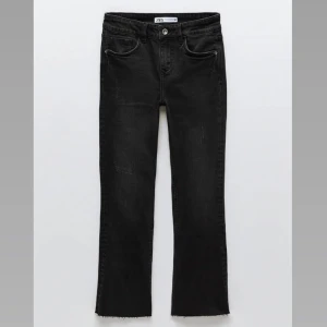 Zara strl 34 - Ett par helt nya jeans från Zara! Säljer då jag har köpt ett par liknande och glömde lämna tillbaka dessa. Prislappen sitter därför kvar som sagt!! Nypris = 359, men säljer för 250kr eller buda. Vid snabbaffär kan priset diskuteras (är väldigt öppen för andra prisförslag😁)! Köparen står för frakt!! Skicka ett dm för fler bilder!!❤ 