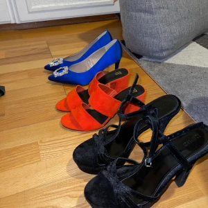 Högklackar (38-38.5) LÄS INFO - 50kr/st !!! Blåa, storlek 38 (SÅLDA)  Röda, storlek 38 (lite smuts fläck på vänstra skon)  Svarta, oanvända, storlek 38.5