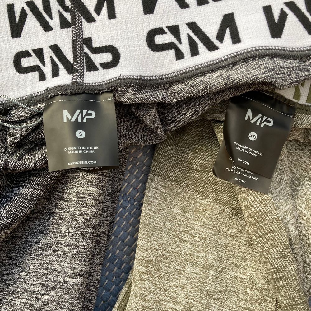 Sprillans nya skitsnygga träningstights från märket Myprotein. Ett par grå i storlek S och ett par gröna i storlek XS. Endast testade på en gång, lite små på mig som är en M men mycket stretchiga och formar kroppen fint. Sitter liknande gymshark flex leggings. Nypris 520 för varje par, mitt pris: 320 för ett par, 560 för båda tillsammans! Kan tänka mig gå ner i pris vid snabb affär. Fraktas spårbart. Jeans & Byxor.