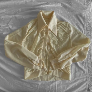 Blus - Beige blus/kofta i mycket fint skick!❤️ HÖGSTA BUD 160kr (exkl frakt) ❤️