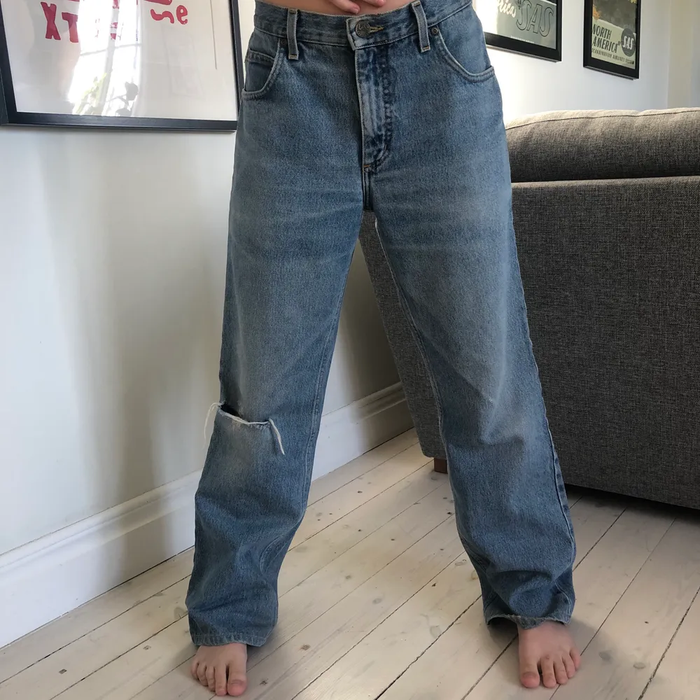 Ett par assss coola jeans från lee med en slitning på ett av benen. Dom är tyvär för små för mig, helt oanvända men jag köpte dom på sellpy. Det står ingen strlk men innerbenslängden är ca 75cm. Jeans & Byxor.