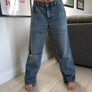 Ett par assss coola jeans från lee med en slitning på ett av benen. Dom är tyvär för små för mig, helt oanvända men jag köpte dom på sellpy. Det står ingen strlk men innerbenslängden är ca 75cm