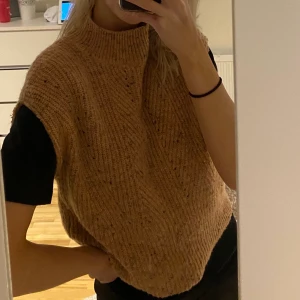 Stickad tröja - Stickad med hög krage, storlek XS.