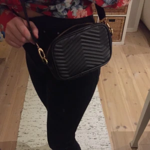 Väska - Vet inte vart den är köpt, men fick den av en vän. Aldrig använt den. Man kan sätta skärpet på bild två på väskan och ha den runt midjan. Axelbandet är justerbart. Frakt tillkommer:)