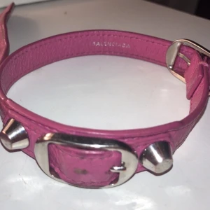 Balenciaga Arband🥰🌴🌈☂️⭐️ - Ett balenciaga armband! I bra skick, har lite slitningar lite här o då och tre egen gjorda hål för det var för stort på mig annars⭐️ pris kan diskuteras!!