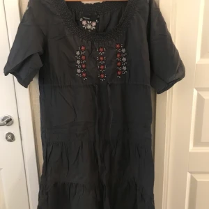 Klänning  - Sötklänning med blommiga detaljer. Strl 32/34 men sitter som en S/M