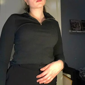 Quarter-zip från mosscopenhagen - Mörkgrön Quarter-zip från mosscopenhagen, färgen syns bäst på den sista bilden. Passar även M, då blir den tight som på bilderna. SAMFRAKTAR