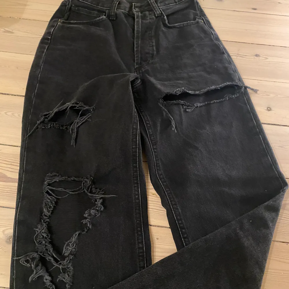 Säljer dessa skitfina trendiga, raka och håliga jeans från zara, i strl 32 eftersom jag nästan aldrig använder de längre. De går inte längre att köpa. Buda!!!🧸🤍 (frakt ingår inte). Jeans & Byxor.