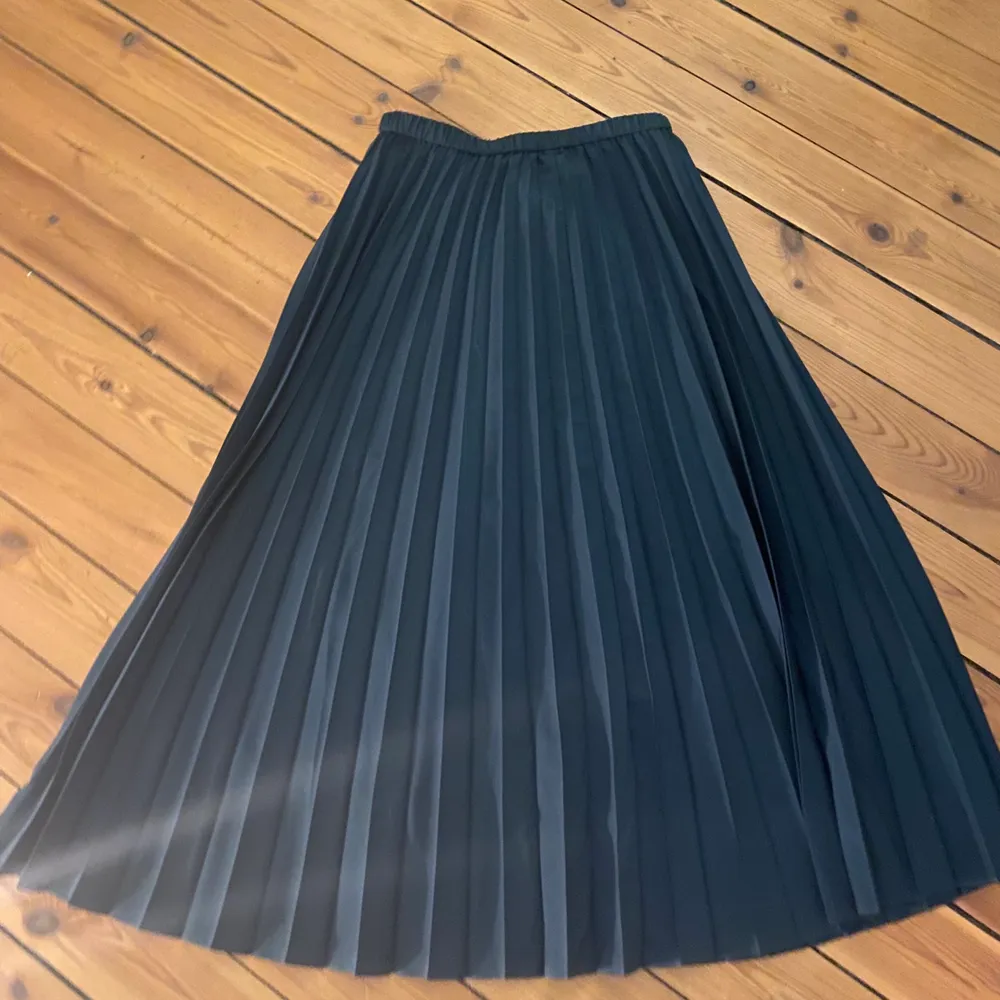 Super Nice skirt from Uniqlo, the fabric is very nice and heavy enough that it flows well. I wore it once, so it’s in perfect condition!! The size is S but it’ll easily fit a M . Kjolar.
