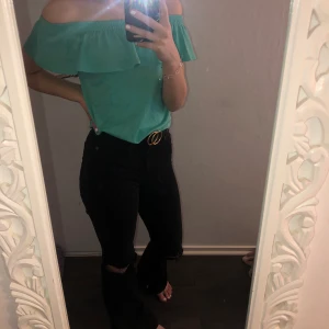 En blus från ginatricot - En jätte fin blus från ginatricot✨ i storlek xs men skulle säga att den passar s också✨ änvänd Max 2 gånger ✨säljer den då den inte kommer till användning✨köparen står för frakten✨