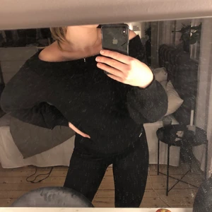 Stickad offshoulder tröja - Stickad tröja köpt på Gina. Använd mycket och har tecken på användning (nopprig). Frakt tillkommer 66kr/45kr beroende på om det ska vara spårbart eller ej.