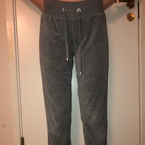 Gråa mjukis - Gråa velour mjukisbyxor ifrån Cubus i storlek S. Säljes för 125 kr, gratis frakt.