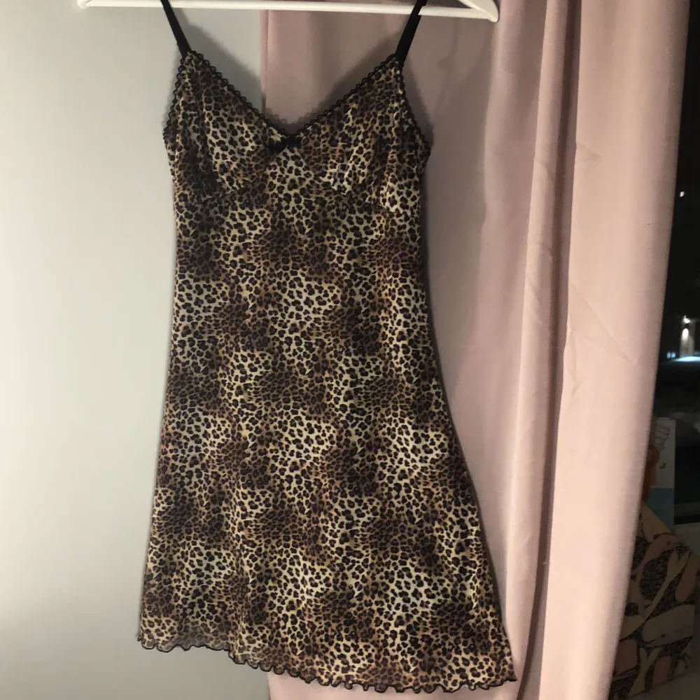 Säljer denna super coola och söta leopard mönstrade Urban outfitters klänningen som jag köpte för 799kr i sommras🤎🐆🪐🧸 super trendig och skön klänning som kan andvändas som klänning,topp elr min favorit att andvända den som kjol!!!!🤎🐆🐆 frkat tillkommer! Har endast andvänt 1-2 gånger och säljer för att jag inte andvändar!🐆🧸🤎🤎🤩🤩🤩🤩 kan skicka fler bilder för detalijer som spetsen och rusetten🎀🤎!! BUDA I KOMMENTERA!!. Klänningar.