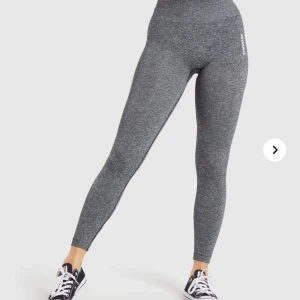 GYMSHARK- ADAPT MARL SEAMLESS LEGGINGS - Oanvända "adapt marl seamless" tights från gymshark i färgen grå (enligt hemsidan svart men dem är inte svarta). Jättesköna och så fina, tyvärr beställde jag andra tights som jag använt mer. Prislappen fortfarande kvar och det är storlek S. Köpte för 600kr men kan tänka mig att sälja för 300kr som minst.  Har även en sportbh i storlek S från samma kollektion och i samma färg, tillsammans hade det kostat 1100kr från deras hemsida. Säljer båda plaggen för 300kr var så alltså 600kr tillsammans! Då blir även frakten billigare ;)