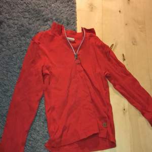 Röd tröja med drag kedja upptill. Väldigt skön. Säljs för 89:- minst. Kan bli mer. 