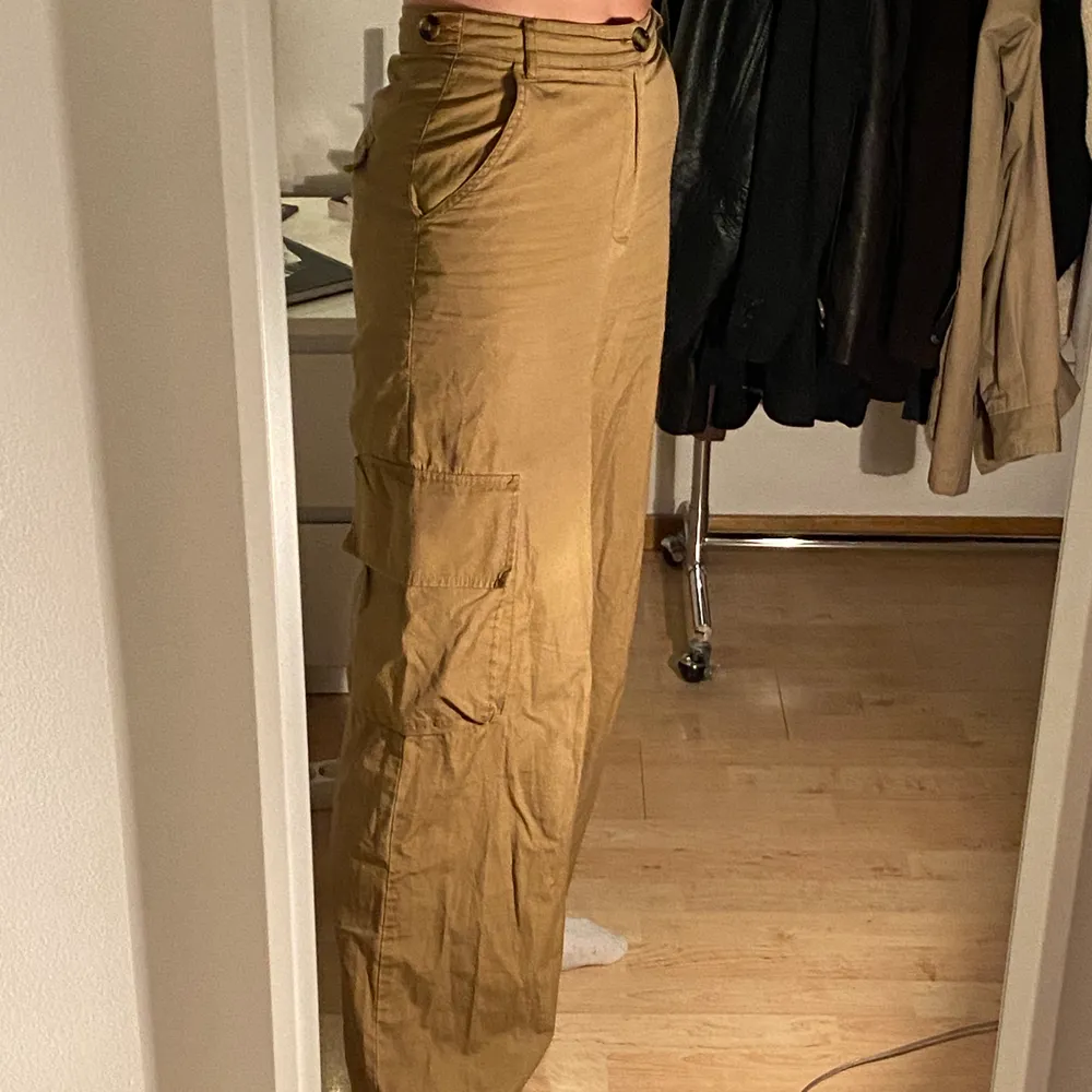 Cargoliknande byxor köpta på asos för något år sen! Storlek 36 & passar mig som är 172 bra:). Jeans & Byxor.