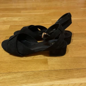 Klackar i stolek 39 - Säljer nu mina klackar för att jag aldrig har använt dem och kommer någ aldrig göra för att jag har nästan aldrig på mig klackar. Aldrig använt och bra kvalitet! Köpte dem på din sko för ca 350 säljer dem nu för 150!