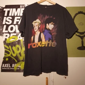 Roxette t-shirt - Extremt cool roxette t-shirt köpt på humana i gbg. Har några få hål men är annars i bra skick. Köparen står för frakten. Samfrakt erbjuds.