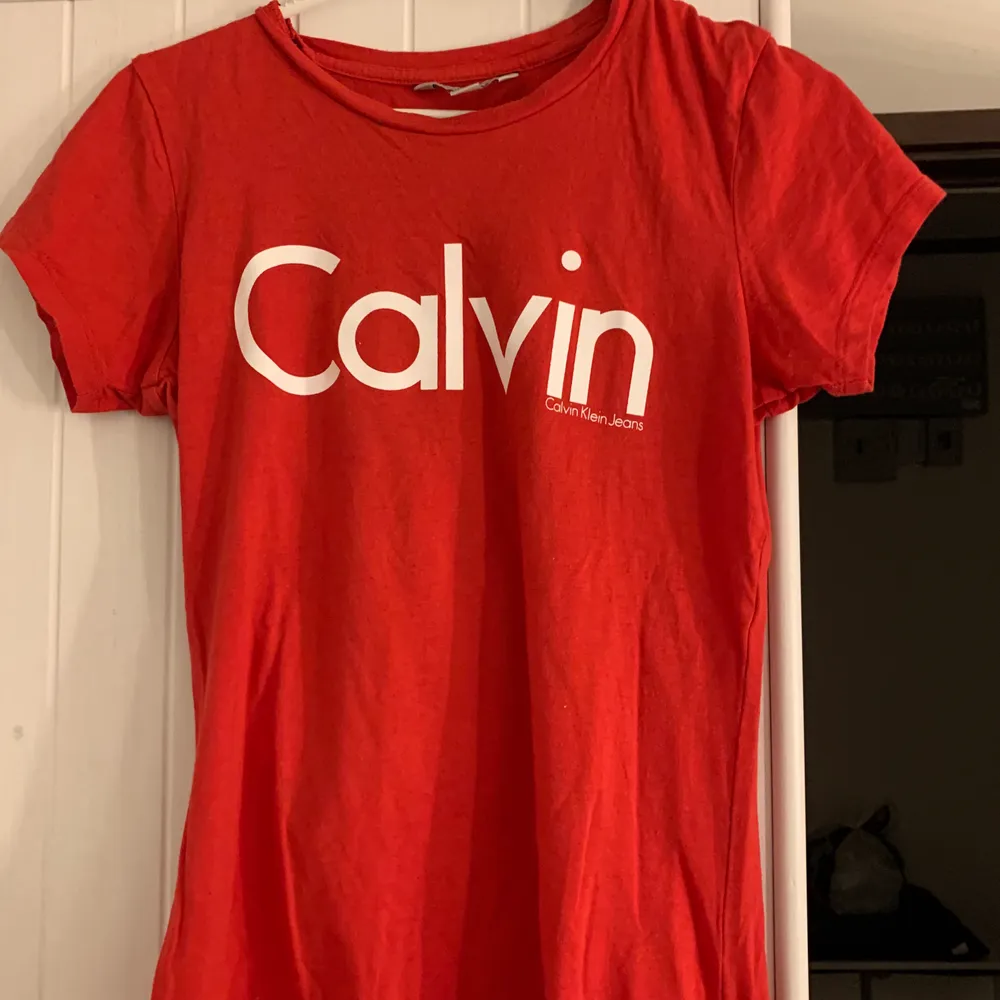   t-shirt från Calvin Klein, väldigt bekväm, använd  bara några gånger, passar XS och S. priset kan diskuteras o frakten står köparen för.. T-shirts.