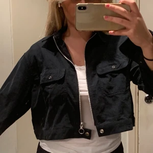 Croppad Manchester jacka - En vintage marinblå Manchester jacka som är supersnyggt croppad. Aldrig använd. Funkar storlekar Xs-L