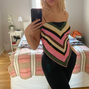 Populär topp från Zara - Riktigt snygg topp från Zara som var väldigt populär förra sommaren! Sjukt inne även i år. 150 kr eller högsta bud. 💕