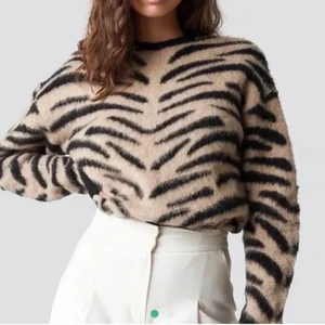 Tröja - Säljer denna supermysiga tröja från nakd, knappt använd. Säljer pga kommer ej till användning. Köpt för 449💓