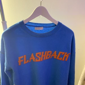 Sandro tröja - Lägger upp denna fina tröja igen pga oseriös köpare!  En kashmir tröja från sandro med texten ”Flashback” i fint skick!💗pris kan diskuteras, Skriv om ni är intresserade