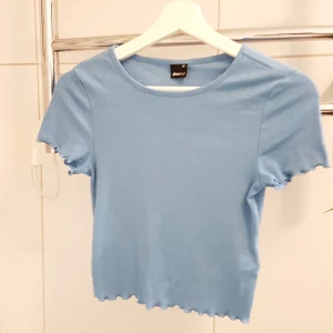 Söt t shirt med lettuce hem  - Jättefint skick och har använts en del! Säljer i behov av pengar. Stylar till en cardigan på vintern eller under en klänning! Mycket stretch så passar S lika bra!😇