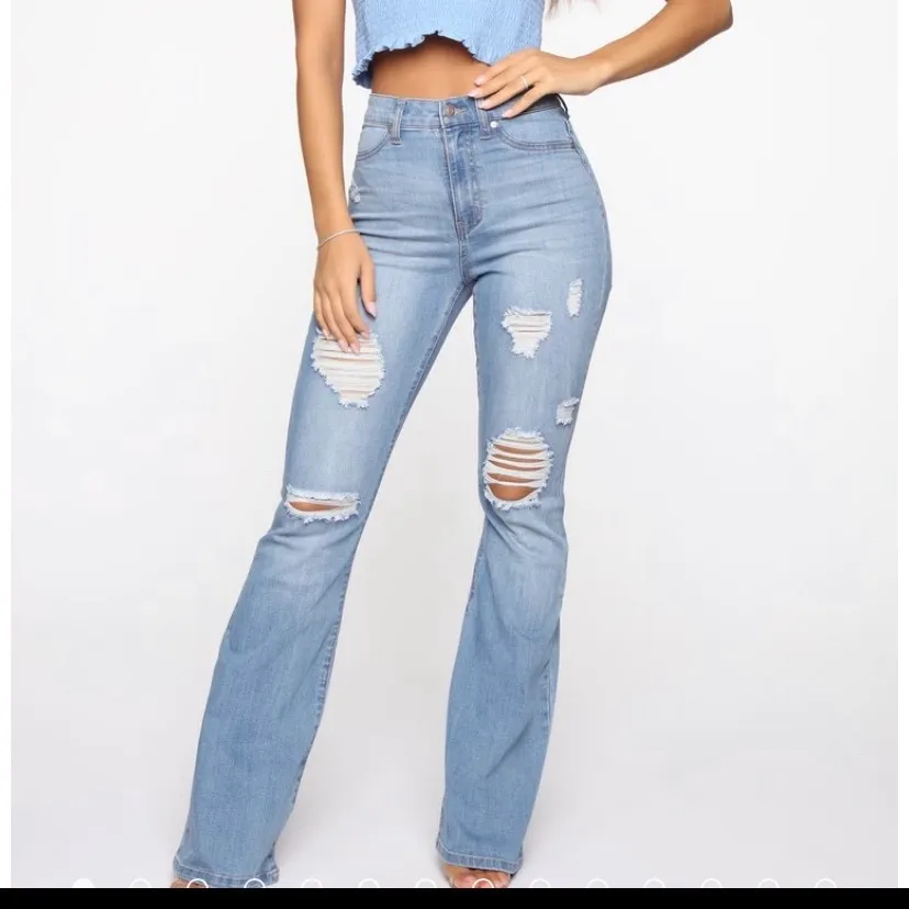 Säljer mina nästan oanvända Fashion Nova jeans, storlek 1,  passar 34/36. Superfin passform!. Jeans & Byxor.
