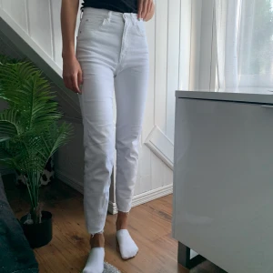 PULL&BEAR mom jeans - Strl 34, använda endast två gånger då jag fick andra vita byxor kommer inte dessa till användning längre, är i perfekt skick sitter väldigt fint på kroppen, kan skicka fler bilder vid intresse!