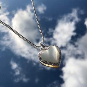 Vacker silvrig hjärt halsband med diamanter runt om🤩💫 Stilit att ha på sig med vilken outfit som helst✨👍🏻 bild två visar storleken jämfört med 5 krona. HELT NY OCH OANVÄND💫✨ frakt tillkommer på 11kr🤩