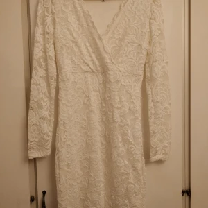 Vit klänning - En vit klänning säljes. Använd 1 gång sedan har den vara hängt i garderoben. Nyskick inget att anmärka på den. Köpt från Nelly. 