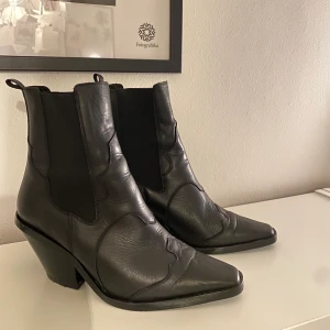 &Other Stories cowboy-boots - Otroliga boots från &OtherStories med ”insvängd” klack. Använda ett fåtal gånger, mest inomhus på kontor. Storlek 38, men en stor 38.  Nypris 1499:-