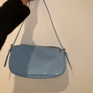 Väska - Då många är intresserade så är det BUDGIVNING I KOMMENTARERNA!!! Budgivningen slutar 19/10 kl 18.00! (frakt 44kr)