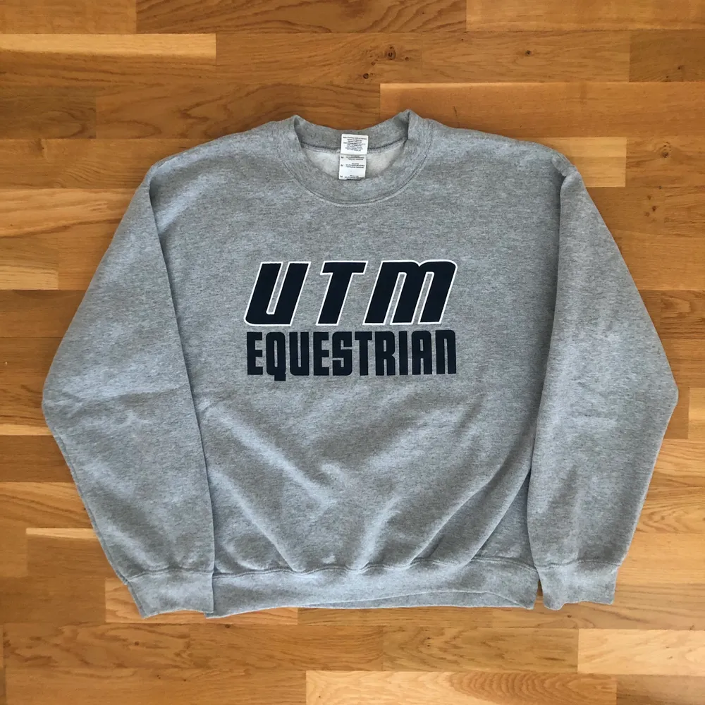 Säljer en så otroligt snygg vintage tröja, en av min personlig favoriter som gör ont att säga adjö till. Den är ifrån the University of Tennessee och är från tidigt 00-tal. Den är i riktigt bra vintage skick. Den är storlek M men skulle snarare säga att den passar storlek S. Om du har någon fråga är det bara att skriva, läs gärna bio innnan dock ✌🏻🌎🤍. Tröjor & Koftor.