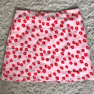 Blommig kjol - En SUPERFIN kjol som tyvärr aldrig kom till användning pga lite för kort på mig (är 184)! Den är aldrig använd från shein! Inte alls genomskinlig pga den har en underkjol också💖💖💖