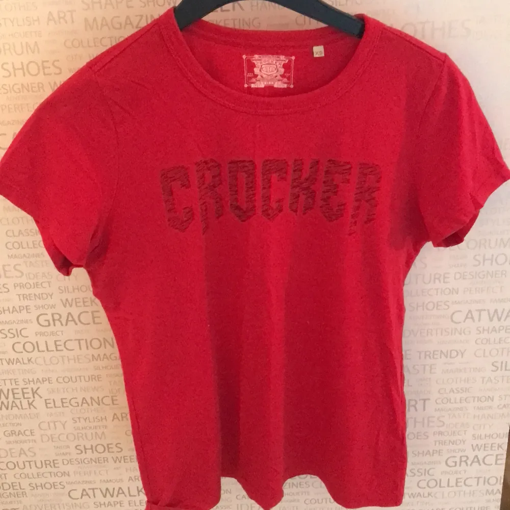 En snygg röd tröja från Crocker💖 Tröjan är i bra skick och är i storlek XS🥰. T-shirts.