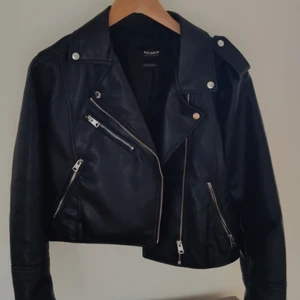 Pull&bear  - Säljer denna sjukt snygga och trendiga skinnjacka från pull&bear. Säljer då jag har 2 likadana sånna här skinnjackor. 