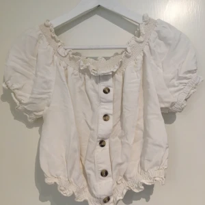 Söt topp strl 36 - Fin vit topp storlek 36. Hämtas i Bromma eller skickas, köparen står då för frakt