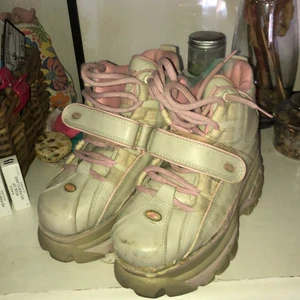 Välanvända Buffaloes  - Mina älskade Buffaloes som legat och samlat damm i några år nu söker nya fötter. Dom har slitningar på båda sulorna, där av priset. Men det är fullt möjligt att fixa med skolim om så önskas.