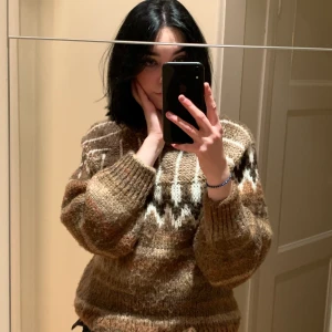 Stickad tröja - Stickad tröja i bruna färger. Storlek xs. Köpt på pull and bear. 150 kr inkl frakt🎀🎀